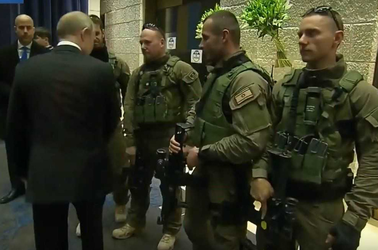 Владимира Путина сфотографировали рядом с бойцами израильского спецназа
