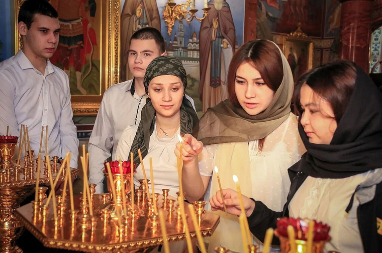 Иностранные студенты в храме Когалыма
