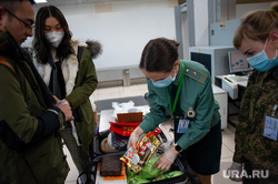 Ситуация в аэропорту Кольцово в связи с эпидемией коронавируса в Китае. Екатеринбург, аэропорт кольцово, аэропорт, китайцы, таможенный контроль, защитные маски