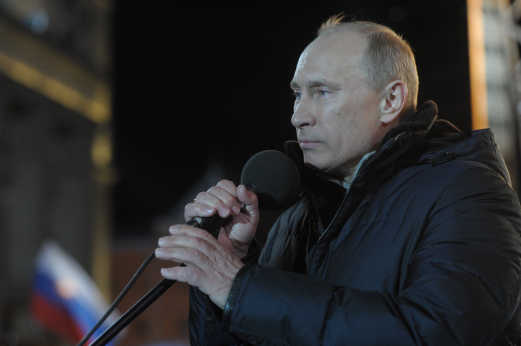 Владимир Путин благодарит сторонников после победы на президентских выборах-2012