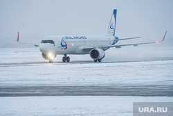 Аэропорт "Кольцово" во время снегопада. Екатеринбург, уральские авиалинии, аэропорт, зима, ural airlines, впп, взлетно-посадочная полоса, взлетное поле, airbus a321 neo, airbus a321neo, авиакомпания уральские авиалинии, авиакомпания ural airlines