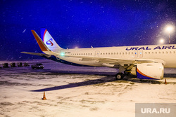 Аэропорт "Кольцово" во время снегопада. Екатеринбург, уральские авиалинии, зима, ural airlines, впп, взлетно-посадочная полоса, взлетное поле, airbus a321 neo, airbus a321neo, авиакомпания уральские авиалинии, авиакомпания ural airlines