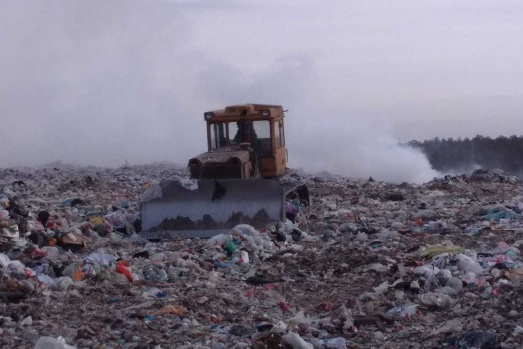 Бульдозеры ездят по мусору для гашения пламени и тления на Шуховском полигоне