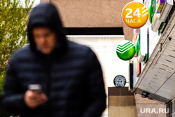 Отделение банка «Сбербанк России». Екатеринбург, смартфон, логотип, сбербанк, телефон в руках