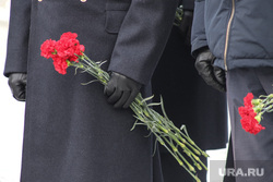 Митинг посвященный 30-летию окончания выполнения боевой задачи советских войск в Афганистане. Курган, гвоздики, цветы в руке