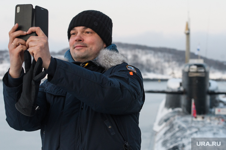 Генеральный директор «Газпромтрансгаз Екатеринбург» Алексей Крюков фотографируется на фоне «Новомосковска».