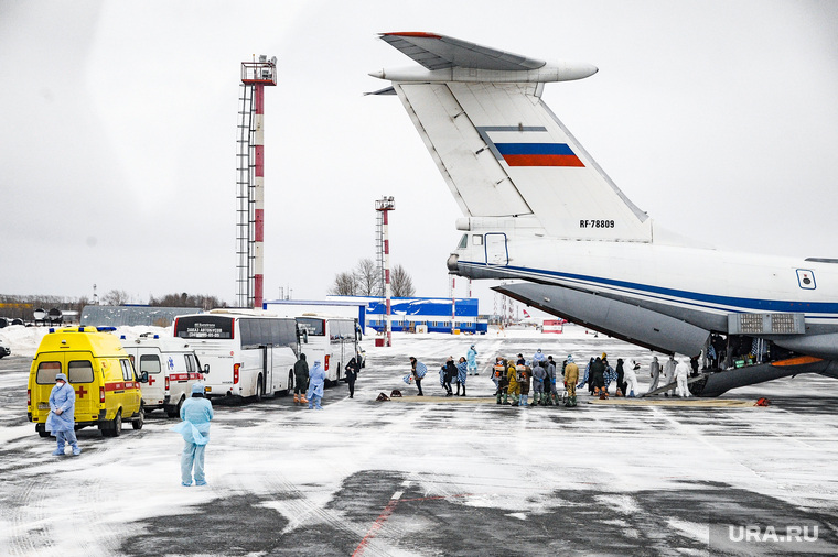 Высадка пассажиров из самолета Ил-76 военно-космических сил России прилетевшего из Китая. Тюмень