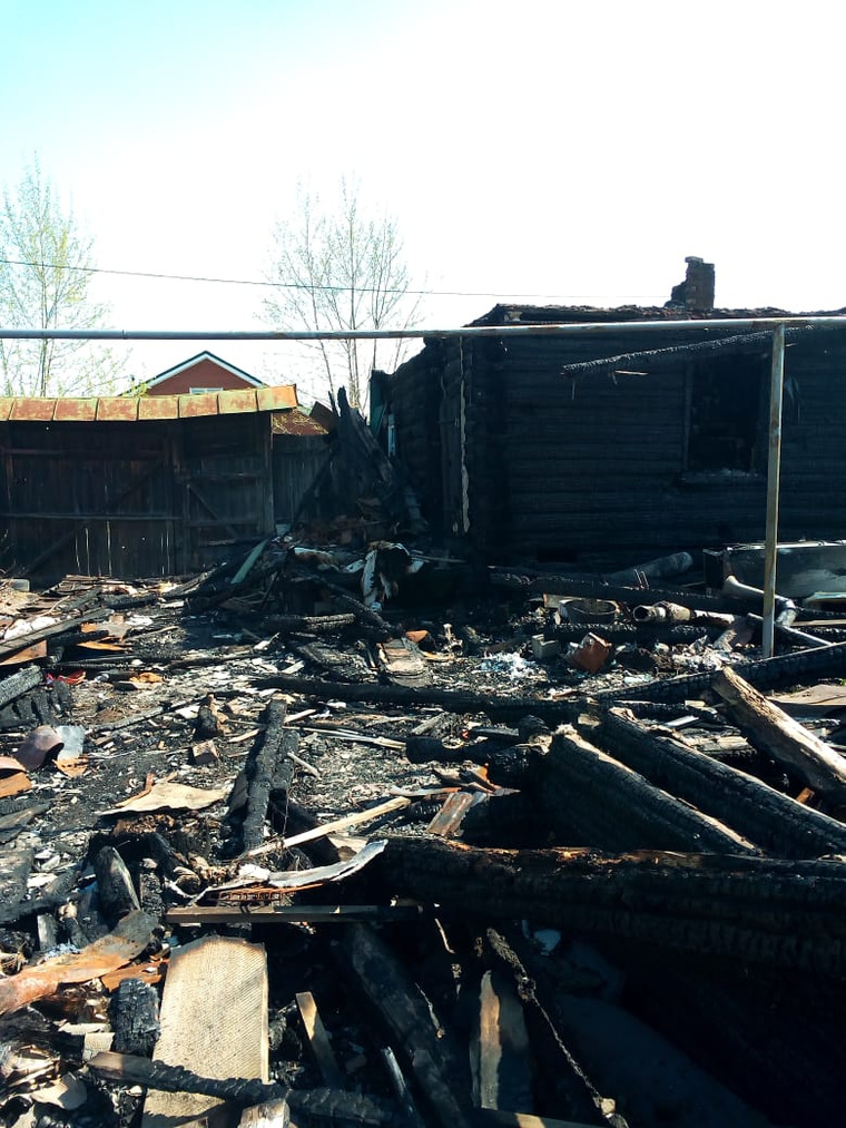 Дом и надворные постройки полностью сгорели
