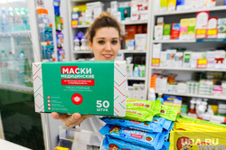 Продажа противовирусных препаратов и медицинских масок в аптеке. Челябинск, аптека, лекарства, фармацевт, маска медицинская