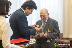 30 января мэр Екатеринбурга вручил ветеранам медали. В качестве подарка ветераны получили подстаканники, передает источник