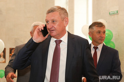 Торжественная церемония инаугурации губернатора Вадима Шумкова. Курган, муратов сергей, говорит по телефону