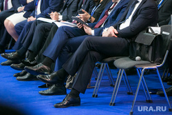 XXVIII съезд партии "Единая Россия". Москва, чиновники, ботинки, ноги