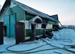 Изнутри здание магазина-склада в Лабытнанги выгорело полностью