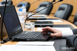Заседание комитета в Думе города. Сургут, ноутбук, рука на клавиатуре