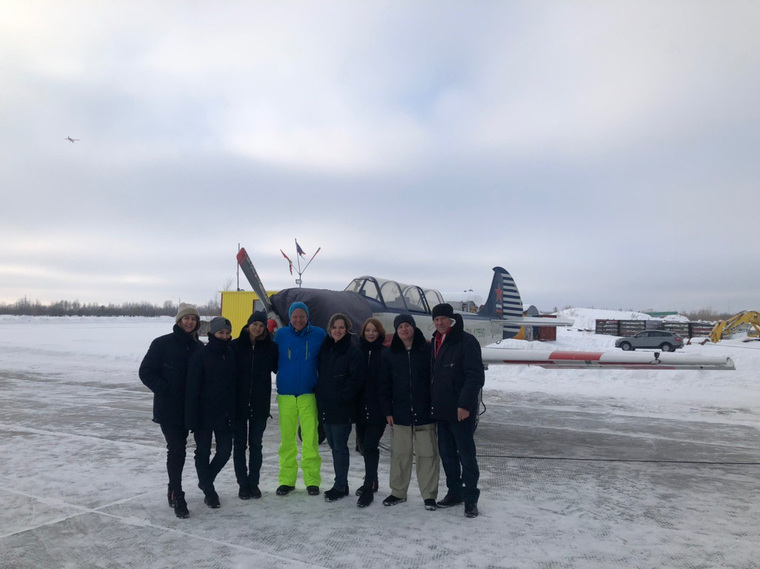 Джон Уоррен с членами пилотажной группы «Барсы» на аэродроме Боровая