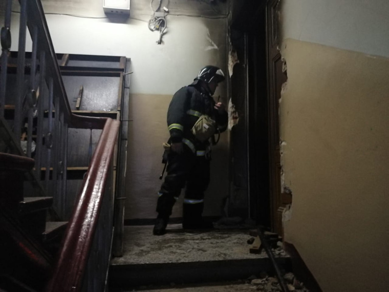 Чтобы попасть в квартиру, где был очаг возгорания, пожарным пришлось применить специнструмент