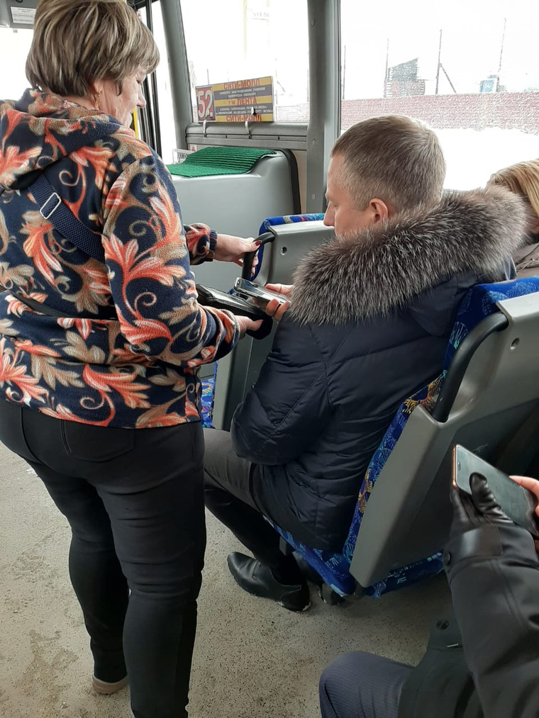 Заместитель главы Сургута Алексей Жердев расплачивается за проезд в автобусе
