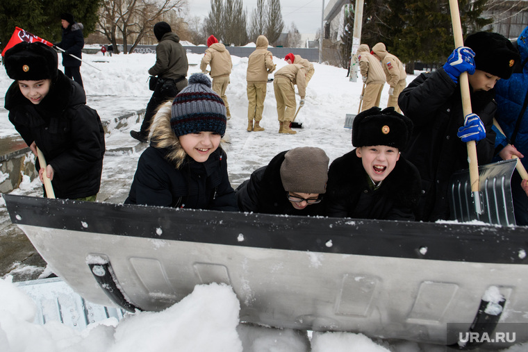 Юнармейцы чистят от снега памятник Николаю Кузнецову. Екатеринубрг