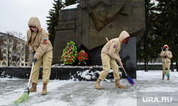 Юнармейцы чистят от снега памятник Николаю Кузнецову. Екатеринубрг, кадеты, уборка снега, зима, дети, юнармия