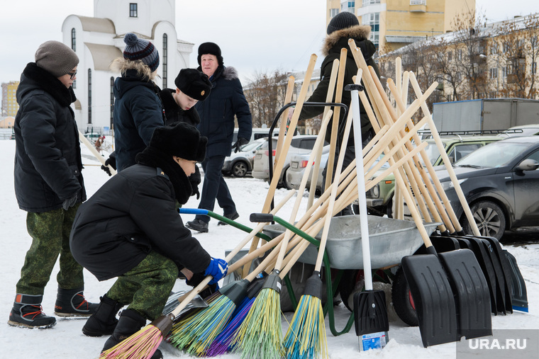Юнармейцы чистят от снега памятник Николаю Кузнецову. Екатеринубрг