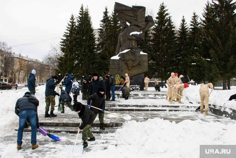 Юнармейцы чистят от снега памятник Николаю Кузнецову. Екатеринубрг