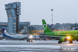 Аэропорт "Кольцово" во время снегопада. Екатеринбург, аэропорт кольцово, зима, впп, взлетно-посадочная полоса, авиакомпания s7, взлетное поле