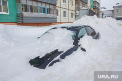 Поселок Излучинск. Нижневартовский район, сугроб, машина в снегу