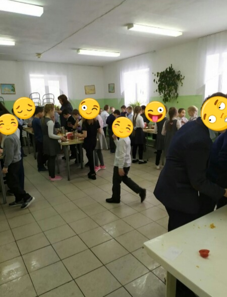 Стулья в столовой школы № 45 на этом фото составлены у стен, а ученики обедают стоя