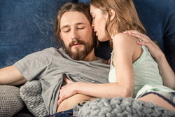 Клипарт depositphotos.com, секс, влюбленная пара, поцелуи, объятия, страсть, лежать в посели, пара в кровати, прикосновения
