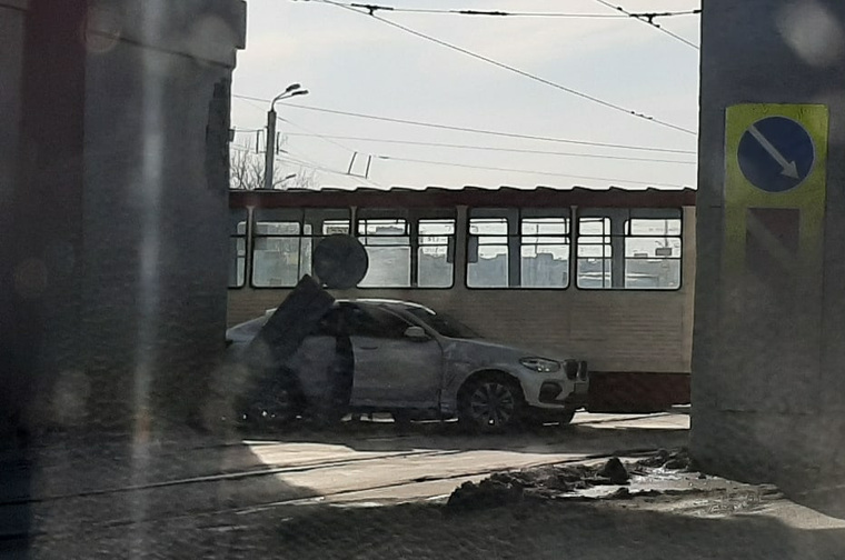 Рядом с трамваем — поврежденный BMW
