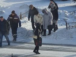 Чтобы пожилая женщина смогла преодолеть препятствие, ее пришлось брать под руки