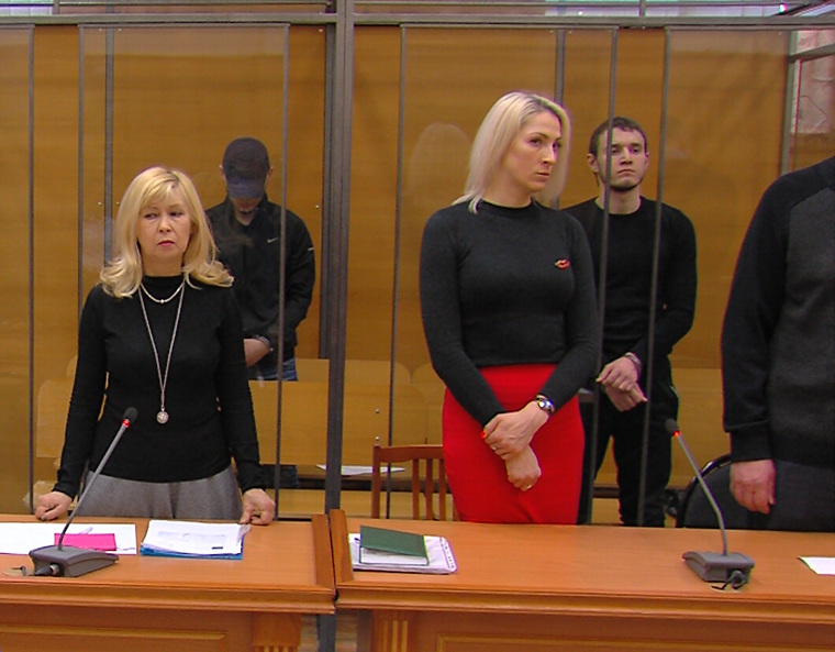 Жанибек Колжанов (на заднем плане) весь процесс прятал лицо под козырьком бейсболки, его друг Владислав Салин открыто смотрел в камеру