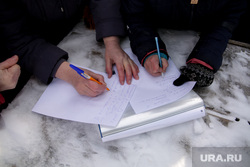 Митинг против сокращения врачей и закрытия отделений в районной больнице. Село Уинское. Пермский край , сбор подписей, ручка в руке, руки