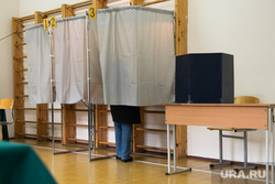 Голосование на избирательном участке №1655. Екатеринбург, кабинки для голосования, выборы, единый день голосования, избирательный участок, голосование, избирательная кампания, выборная кампания
