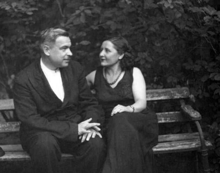 Леонид Говоров (советский военный и государственный деятель. Специалист в области тылового обеспечения войск, интендант. Генерал армии (1943).) с супругой Лидией на даче в Левашово под Ленинградом. Первое мирное лето. Ленинградская область. Лето 1945 г.