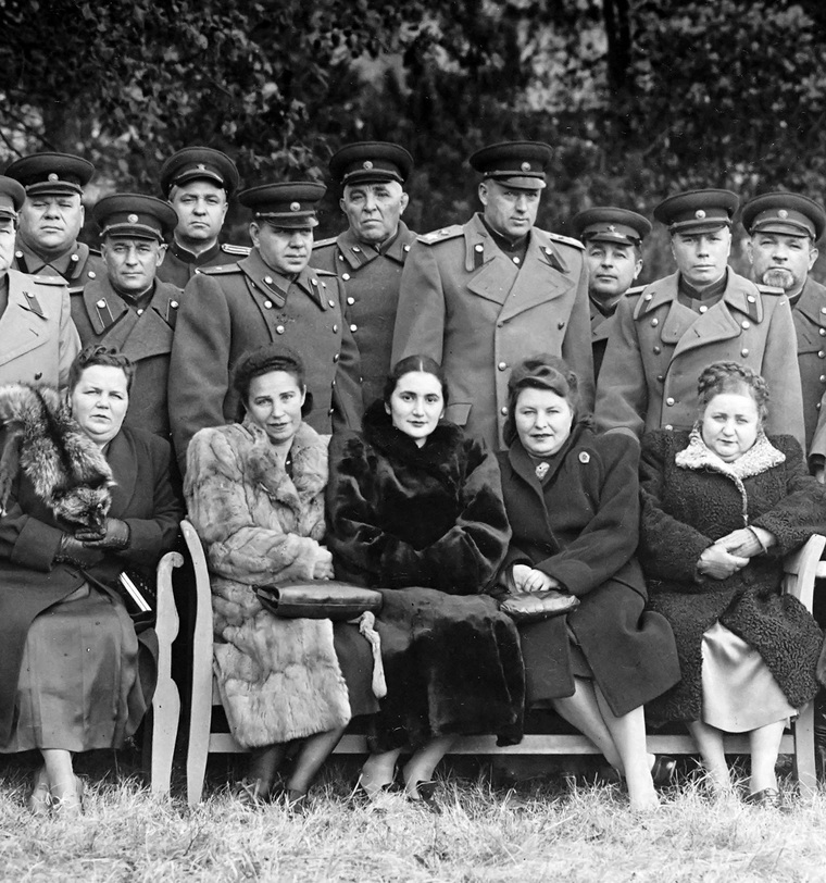 Заместитель главнокомандующего СГВ генерал-полковник Кузьма Петрович Трубников (стоит в центре, слева от Рокоссовского) и Ефросиния Ивановна (сидит крайняя слева) на групповом снимке офицеров штаба Северной группы войск. Польша, вторая половина 1940-х гг.