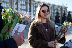 Сотрудники ГИБДД поздравляют женщин с 8 марта. Екатеринбург, девушка, тюльпаны, женщина, подарок, цветы, международный женский день, 8 марта