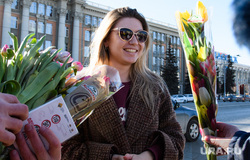 Сотрудники ГИБДД поздравляют женщин с 8 марта. Екатеринбург, девушка, тюльпаны, женщина, подарок, цветы, международный женский день, 8 марта