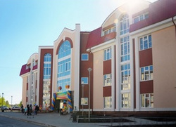 Здание школы искусств построили в 2013 году. По мнению директора учреждения, предпосылки к протечке появлялись и раньше