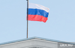 Митинг сталинистов возле памятника Кирову. Екатеринбург, герб ссср, флаг россии, советская архитектура, фронтон