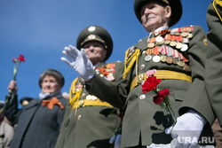 «Бессмертный полк» 2016. Екатеринбург, гвоздики, ветеран, день победы