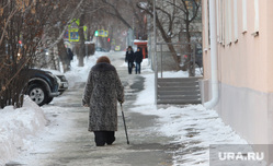 Виды Кургана, бабушка, пенсионерка с палочкой