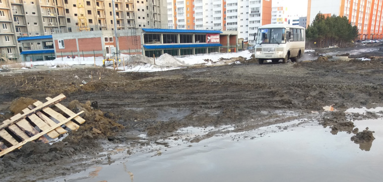 Из-за строительства дороги по улице Мальцева курганцы вынуждены водить малышей в детский сад по болоту