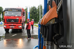 Участники ралли "Шелковый путь" на АЗС Газпромнефти. Екатеринбург, заправка, горючее, заправочный пистолет