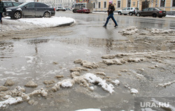 Уборка города после снегопада. Екатеринбург, снежная каша, лужа, мокрый снег, снег на дороге, грязный снег