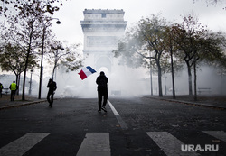 Акция протеста против повышения налога на бензин и дизельное топливо на Елисейских полях. Франция, Париж, париж, триумфальная арка, флаг франции, франция, протест