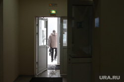 Пресс конференция в департаменте здравоохранения. Курган, выход, открытые двери, ушел