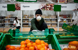 Люди закупают продукты в гипермаркетах во время пандемии коронавируса. Екатеринбург, покупатель, супермаркет, гипермаркет, апельсины, защитная маска, магазин, цитрус, ашан, коронавирус, пандемия