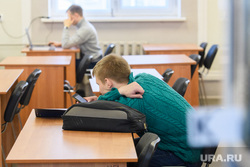 Студенты УрФУ в экзаменационный период. Екатеринбург, читальный зал, учеба, подготовка, студент