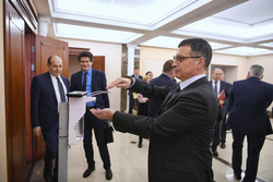 Мэр Екатеринбурга Александр Высокинский контролирует, как моет руки глава регионального минспорта Леонид Рапопорт